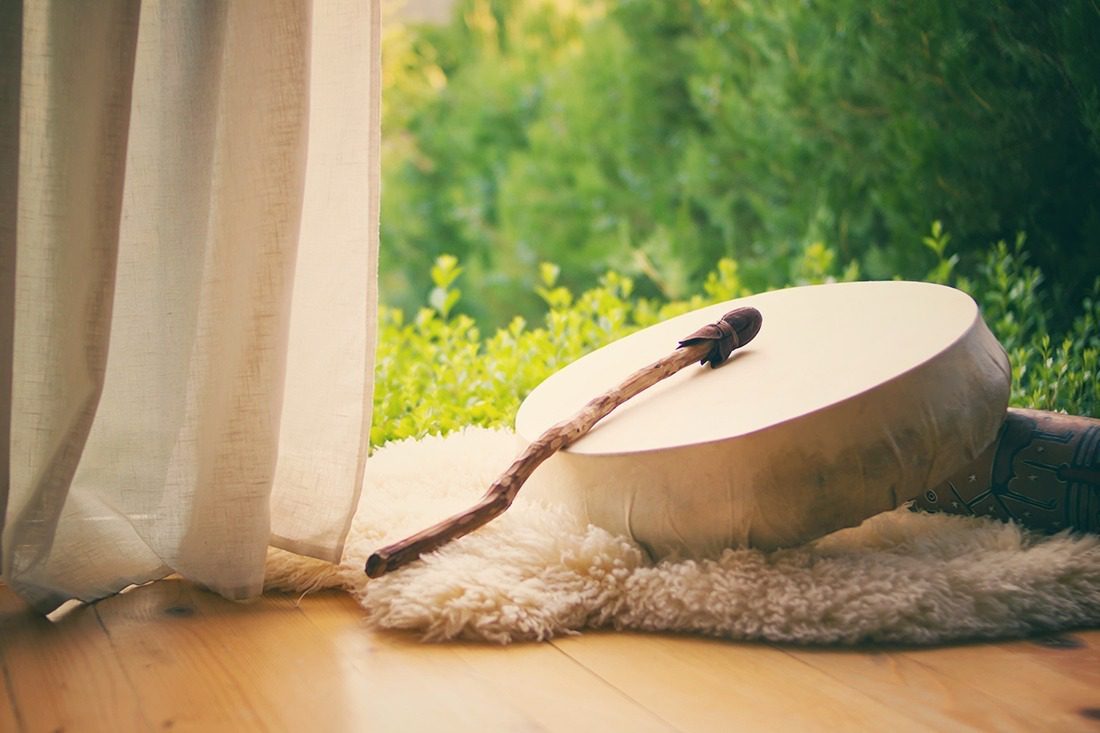 Shamanic,Tambourine,And,Shamanic,Drum. Očista prostor Feng Shui konzultace Iva Matyášová